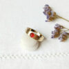 Bague-réglable-doré-fantaisie-de-créateur-pour-femme-avec-une-pierre-naturelle-en coraline-rouge-fabrication-artisanal-fait-main-en-France