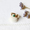 Bague-réglable-doré-fantaisie-de-créateur-pour-femme-avec-une-pierre-naturelle-en-malachite-verte-fabrication-artisanal-fait-main-en-France