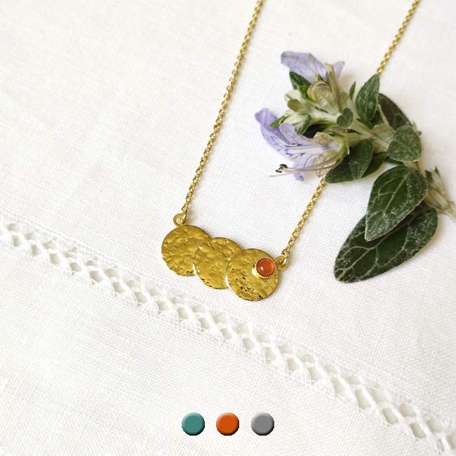 Bijoux-collier-de-créateur-fantaisie-réglable-doré-pour-femme-fabrication-artisanale-fait-main-avec-une-pierre-naturelle-cornaline-rouge-orange-en-France