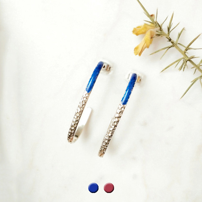 Boucles-d-oreilles-pendante-argenté-de-créateur-fantaisie-pour-femme-fabriqué-de-façon-artisanal-fait-main-avec-email-bleu-en-France