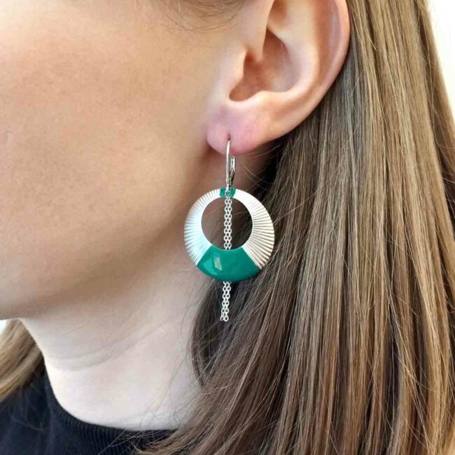 Boucles-d-oreilles-pendante-argent-de-créateur-fantaisie-pour-femme-fabriqué-de-facon-artisanal-fait-main-avec-de-l-email-bleu-turquoise-à-Paris-France