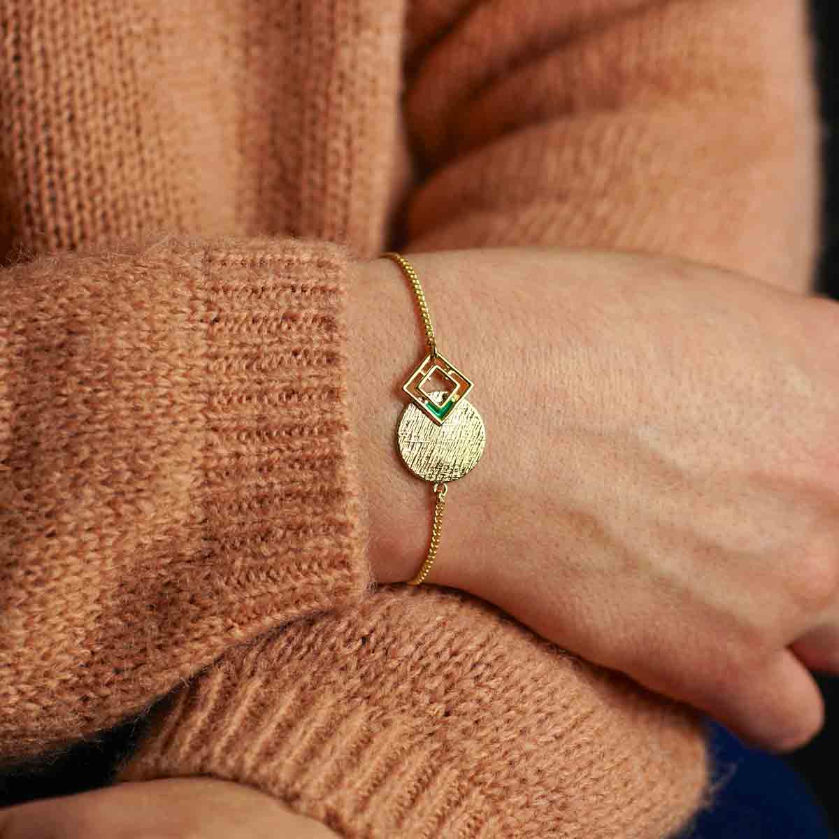 Bracelet-réglable-doré-de-créateur-fantaisie-pour-femme-fabrication-artisanale-fait-main-avec-email-vert-à-Paris