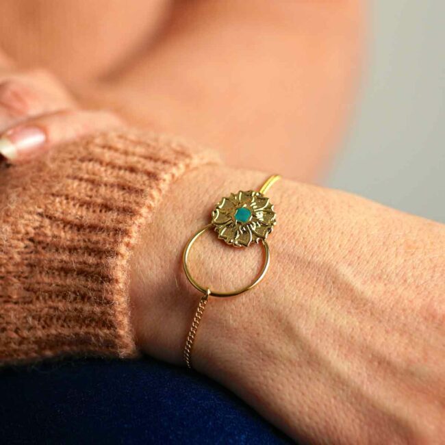 Bracelet-réglable-doré-fantaisie-de-créateur-pour-femme-avec-email-bleu turquoise-fabrication-artisanal-fait-main-à-Paris