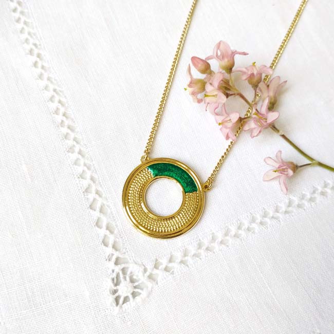 Customed-fashion-handmade-short-gold-adjustable-necklace-wih-green-enamel-in-France