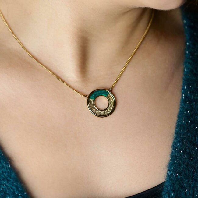 Customed-fashion-handmade-short-gold-adjustable-necklace-wih-green-enamel-in-Paris