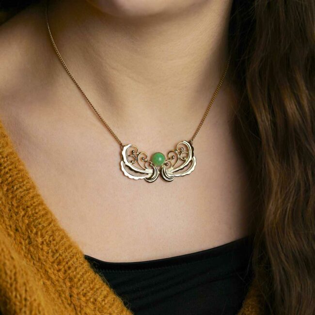 collier-court-fantaisie-de-créateur-doré-réglable-pour-femme-fabrication-artisanal-fait-main-avec-une-pierre-naturelle-verte-en-aventurine-en-France-Paris