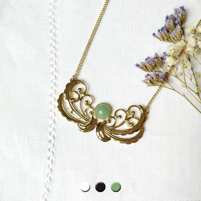 collier-court-fantaisie-de-créateur-doré-réglable-pour-femme-fabrication-artisanal-fait-main-avec-une-pierre-naturelle-verte-en-aventurine-en-France