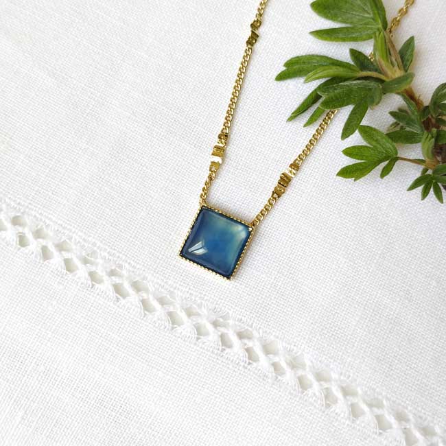 Fashion-customed-handmade-gold-adjustable-necklace-for-woman-with-a-blue-agate-gemstone-in-France