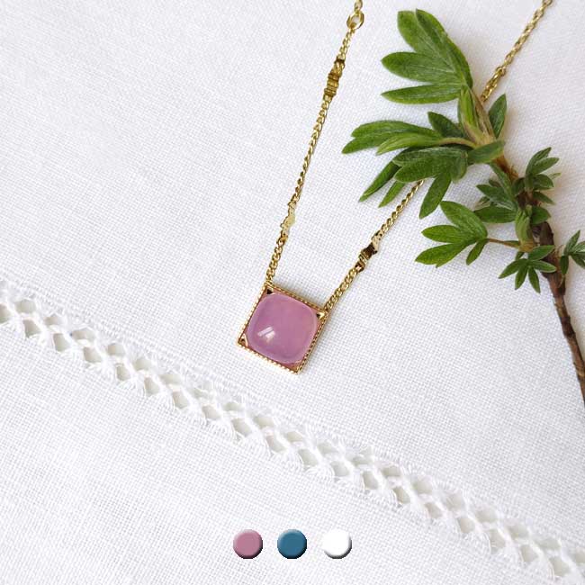 Fashion-customed-handmade-gold-adjustable-necklace-for-woman-with-a-pink-agate-gemstone-in-France