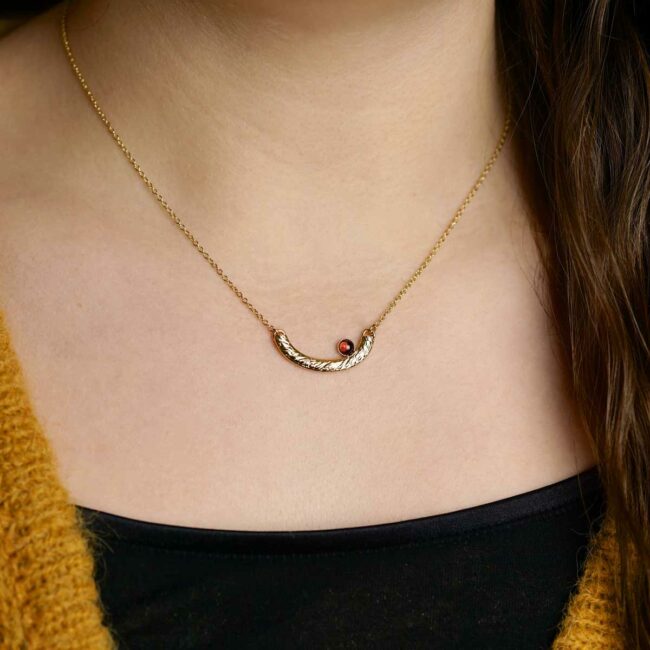 Customed-fashion-handmade-gold-adjustable-short-necklace-for-women-with-a-plum-garnet-gemstone-in-paris