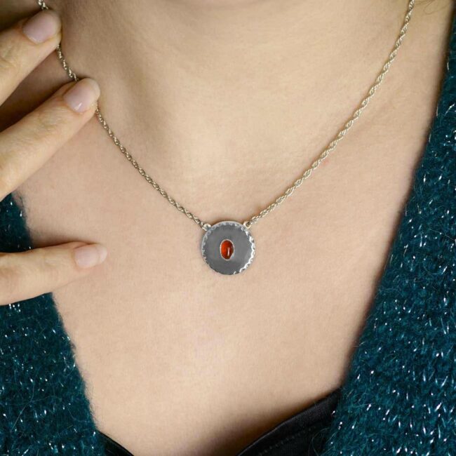 Collier-plaqué-argent-réglable-fantaisie-de-créateur-pour-femme-fabrication-artisanale-avec-pierre-naturelle-rouge-en-cornaline-à-Paris