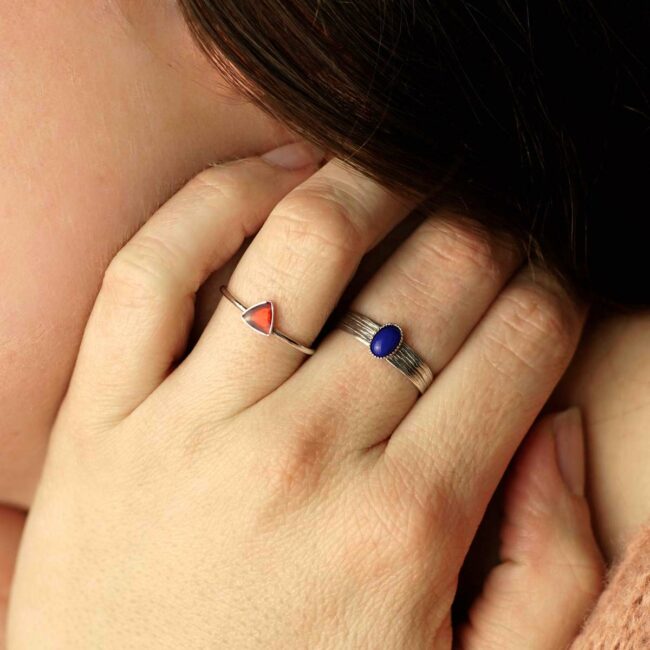 Customed-handmade-fashion-silver-adjustable-ring-for-woman-with-a-navy-blue-gemstone-in-Paris