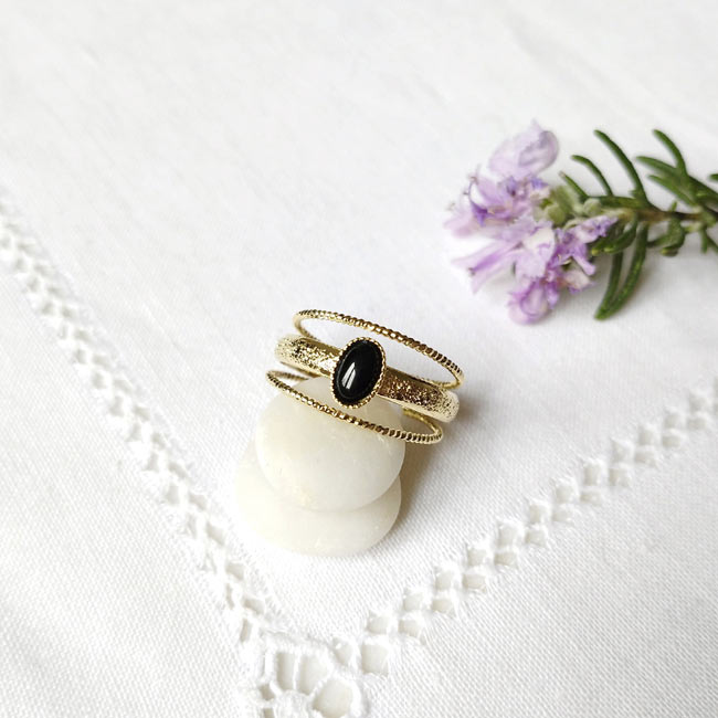 Customed-fashion-handmade-gold-adjustable-ring-for-woman-with-black-agate-gemstone-in-France