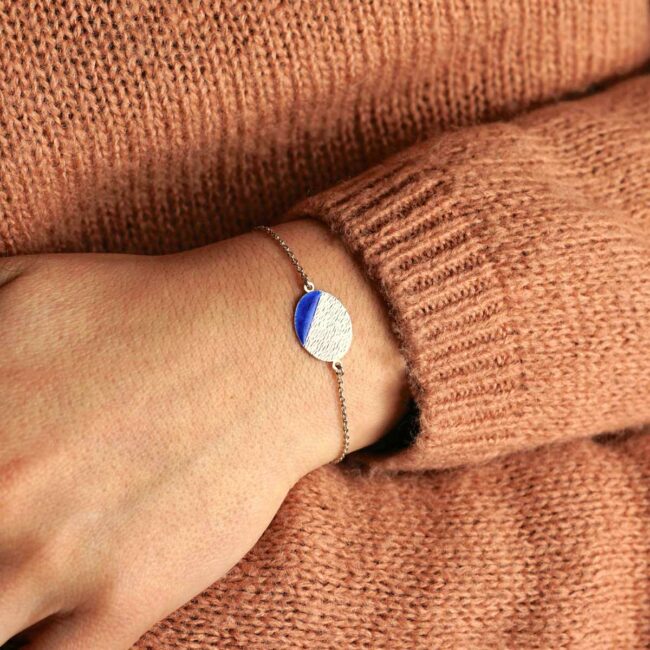 Bracelet-plaqué-argenté-réglable-fantaisie-de-créateur-fabrication-artisanale-pour-femme-avec-email-bleu-foncé-en-France