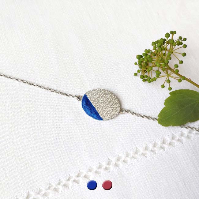Bracelet-plaqué-argenté-réglable-fantaisie-de-créateur-fabrication-artisanale-pour-femme-avec-email-bleu-roi-en-France