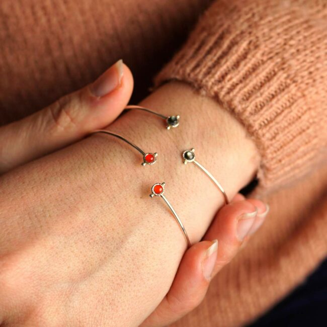 Handmade-fashion-customed-silver-bangle-bracelet-for-woman-with-red-carnelian-in-Paris