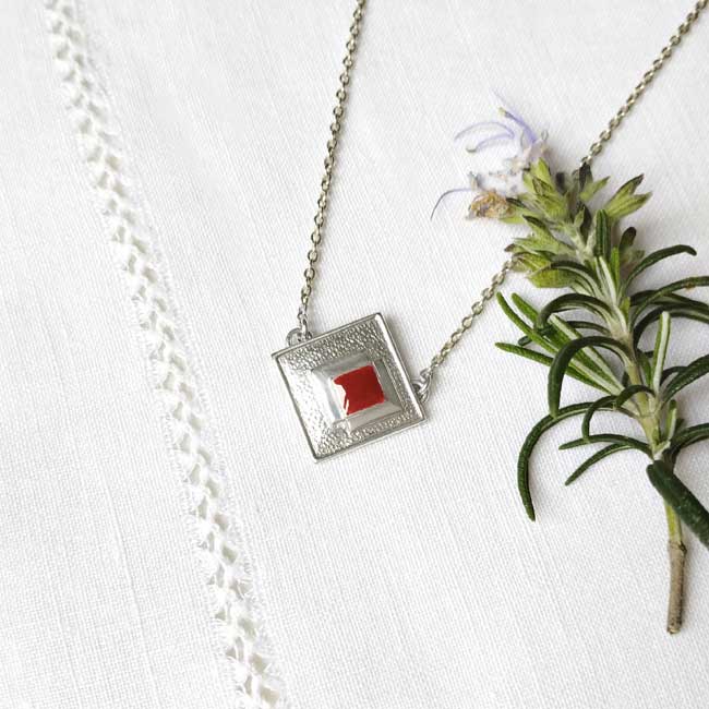Customed-fashion-handmade-silver-adjustable-short-necklace-for-woman-with-red-enamel-in-France