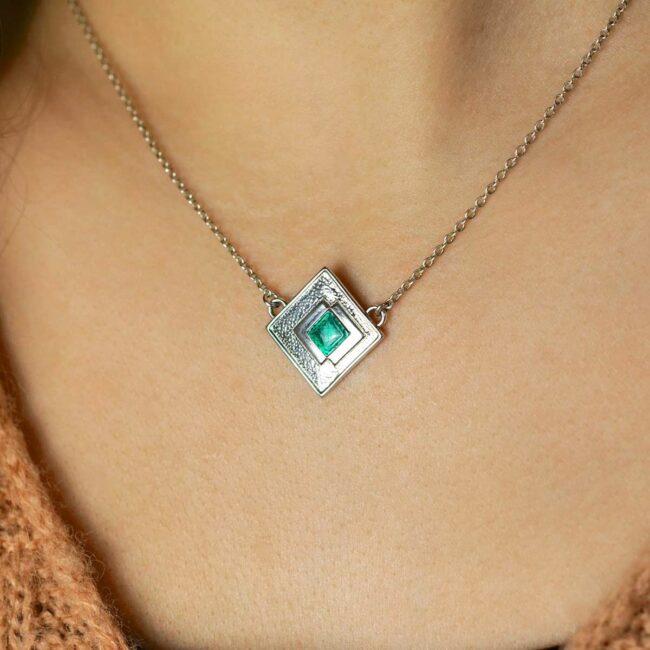 Collier-argent-réglable-fantaisie-de-créateur-pour-femme-fabrication-artisanale-avec-email-vert-à-Paris