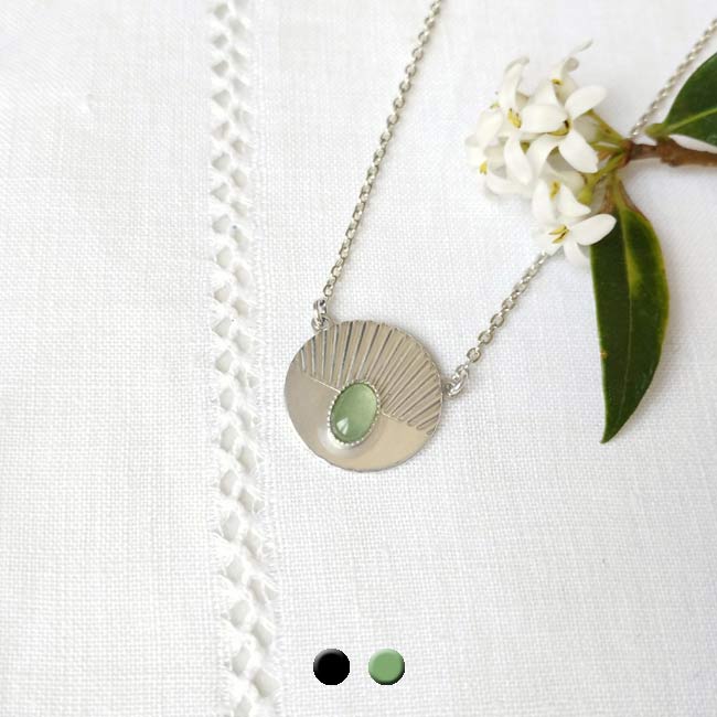 Fashion-customed-handmade-silver-adjustable-short-necklace-for-woman-with-a-green-aventurine-gemstone-in-France