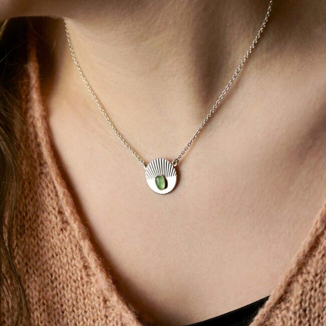 Collier-argent-réglable-fantaisie-de-créateur-pour-femme-fabrication-artisanale-avec-pierre-naturelle-en-aventurine-vert-à-Paris