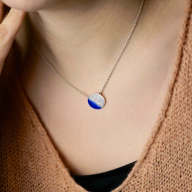 Collier-femme-plaqué-argent-réglable-de-créateur-fantaisie-artisanale-avec-email-bleu-marine-en-France