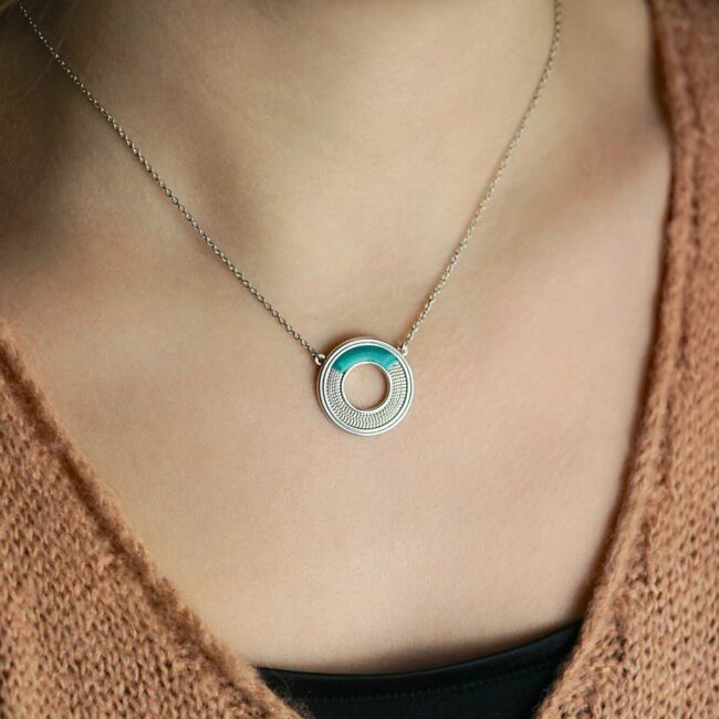 Collier-pour-femme-plaqué-argent-réglable-fantaisie-de-créateur-pour-femme-fabrication-artisanale-email-bleu-turquoise-à-Paris