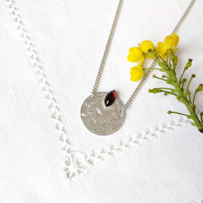 Handmade-costumed-fashion-silver-adjustable-necklace-for-woman-with-a-plum-gemstone-in-France