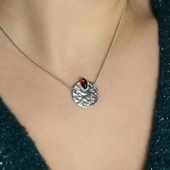 Collier-réglable-argent-pour-femme-de-créateur-fantaisie-artisanal-avec-pierre-naturelle-prune-en-grenat-à-Paris