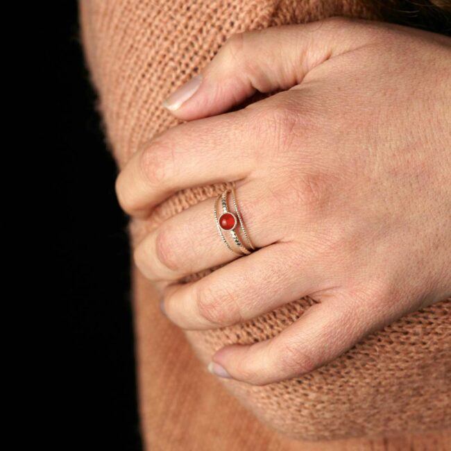 Bague-réglable-argenté-de-créateur-fantaisie-pour-femme-fabrication-artisanale-avec-pierre-en-cornaline-rouge-fait-à-Paris