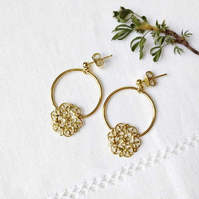 Customed-handmade-fashion-gold-pendant-earrings-for-woman-with-a-flower-made-in-France