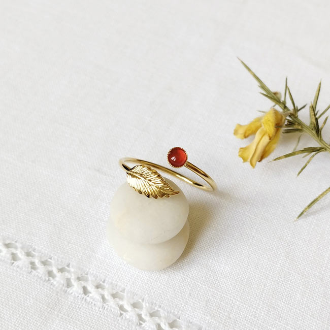 Bague-de-créateur-fantaisie-réglable-or-pour-femme-avec-feuille-et-pierre-naturelle-cornaline rouge-en-France