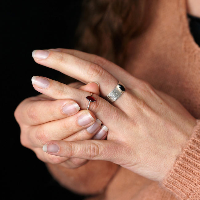 Bijoux-de-créateur-fantaisie-argent-avec-des-pierres-naturelles-fabrication-artisanale-pour-femme-en-France