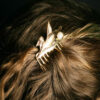 Accessoire-peigne-cheveux-de-créateur-fantaisie-artisanal-or-avec-une-nacre-pour-femme-fait-main-en-France-Gironde-vente-en-ligne