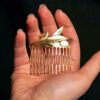 Accessoire-peigne-cheveux-de-créateur-fantaisie-artisanal-or-avec-une-nacre-pour-femme-fait-main-en-France-Gironde-vente-en-ligne