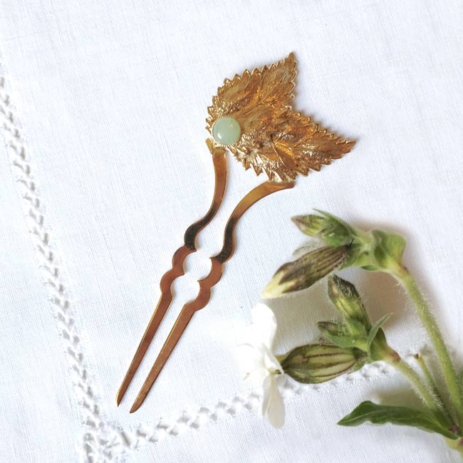 Accessoire-pic-cheveux-de-créateur-fantaisie-artisanal-or-avec-une-aventurine-verte-pour-femme-fait-main-en-France-Gironde-ventes-en-ligne