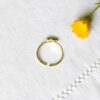 Bague-réglable-de-créateur-fantaisie-artisanal-or-pour-femme-avec-perle-en-céramique-fait-main-en-Gironde-France