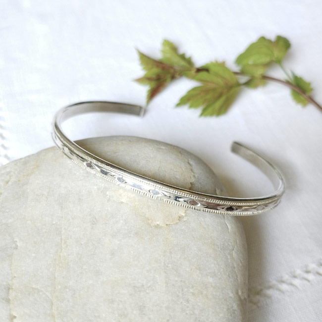 Bracelet-jonc-de-créateur-fantaisie-réglable-artisanal-argenté-pour-femme-fait-main-en-France-Gironde-vente-en-ligne