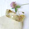 Bracelet-jonc-de-créateur-fantaisie-réglable-artisanal-or-pour-femme-avec-pierre-semi-precieuse-nacre-blanche-fait-main-en-Gironde-France-vente-en-ligne