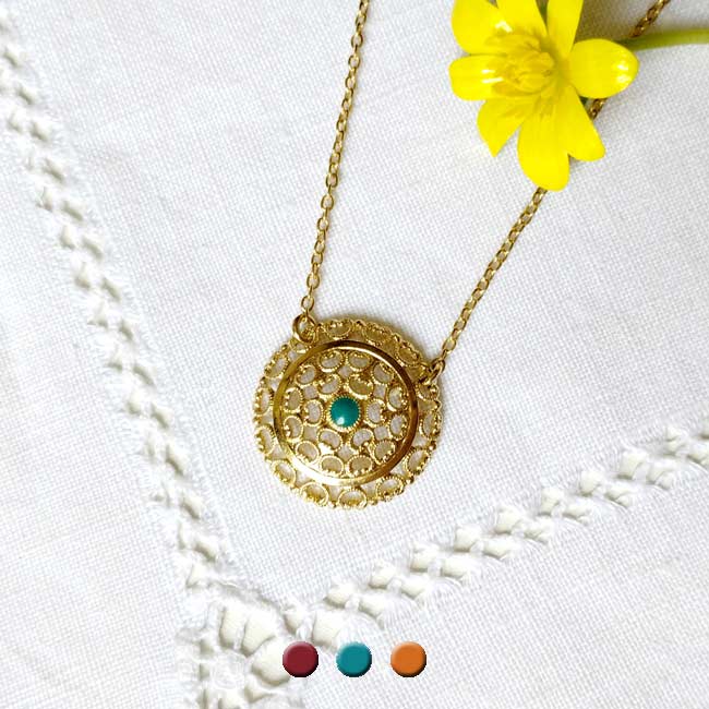 Collier-de-créateur-fantaisie-artisanal-doré-pour-femme-avec-email-bleu-turquoise-fait-main-en-Gironde-France