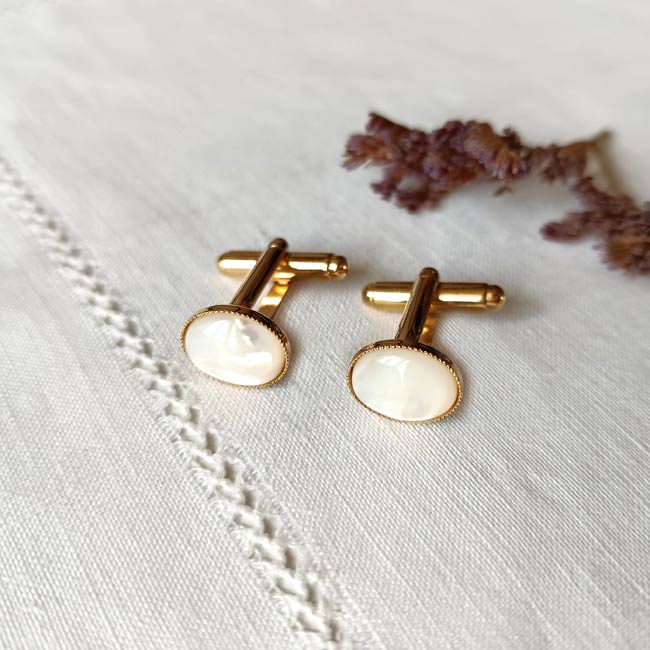 Accessoires-pour-homme-boutons-de-manchettes-doré-avec-pierre-blanche-en-nacre-fait-main-en-Gironde