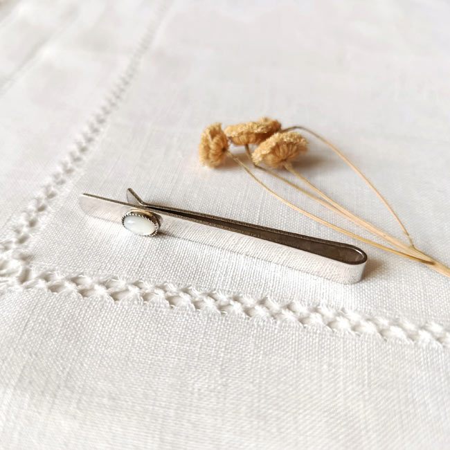 Accessoires-homme-pince-à-cravatte-argent-avec-pierre-blanche-en-nacre-fait-main-en-Gironde-France