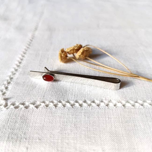 Accessoires-homme-pince-à-cravatte-argent-avec-pierre-rouge-en-cornaline-fait-main-en-Gironde-France
