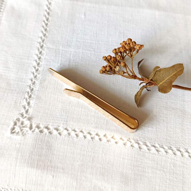 Accessoires-pour-homme-pince-à-cravatte-doré-fait-main-en-France