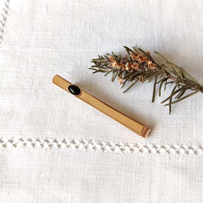 Accessoires-pour-homme-pince-à-cravatte-doré-avec-pierre-noire-agate-fait-main-en-Gironde-France