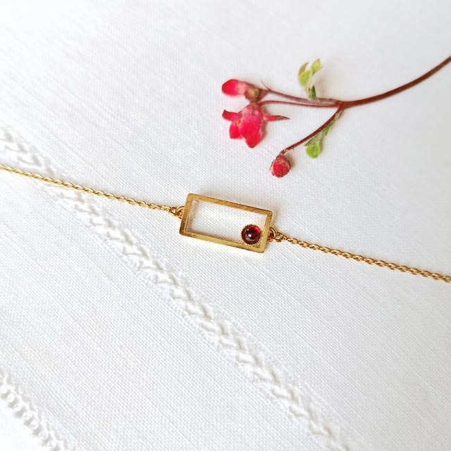 Bracelet-oriana-or-bijoux-createur-fantaisie-femme-artisanale-fait-main-pierre-naturelle-prune-grenat-gironde-france