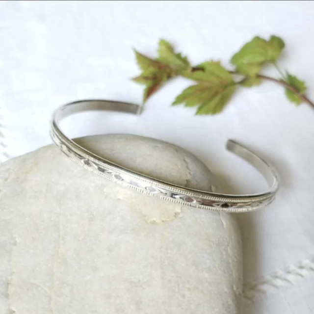 ✨ Nouveauté ✨ Bracelet jonc Una plaqué argent, tout en simplicité 💫
.
.
.
.
.
#braceletjonc #joncargent #bracelet #bijouxcréateur #bijouxdecreateurs #faitengironde #faitenfrance #faitmain #bijouxprecieux #medoc #bijoux #jewelry #handmadejewelry #handmade #fashionjewelry #unique #silverbangle #silverbracelet